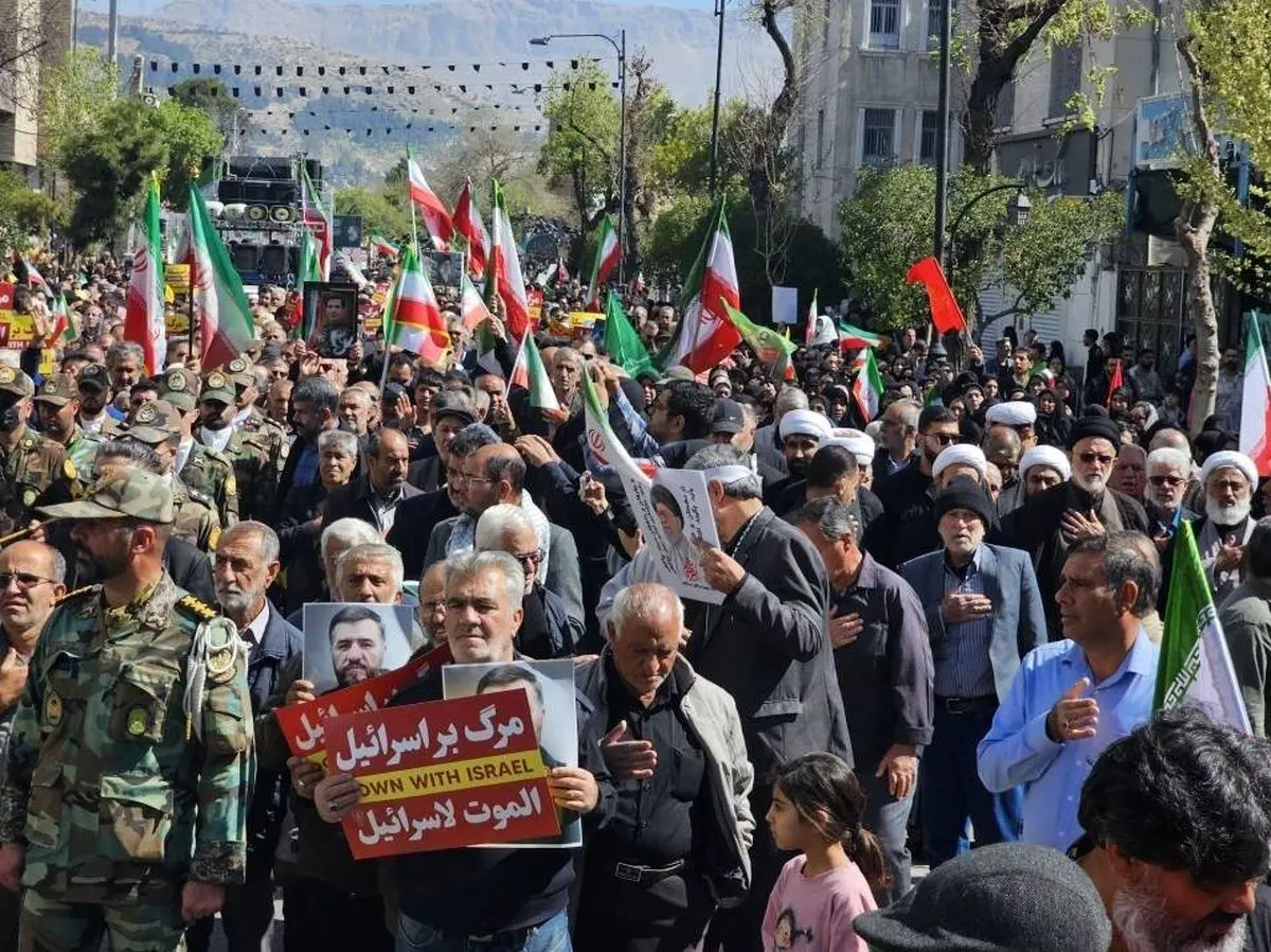 تشییع پیکر ۱۰ شهید جنگ صهیونیستی ـ آمریکایی و ۲۴ شهید ناوشکن دنا در شیراز 