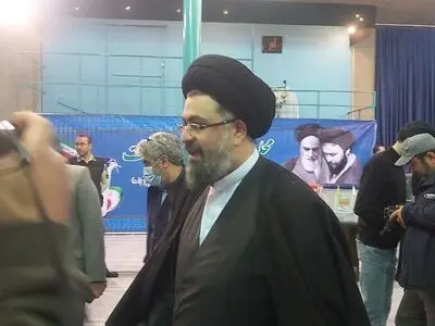 سید یاسر خمینی در حسینیه جماران رای داد