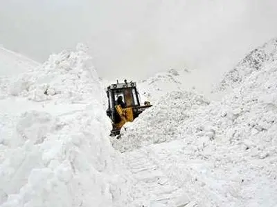 خطر وقوع بهمن در گردنه ژاله / انسداد مقطعی مسیر ارتباطی