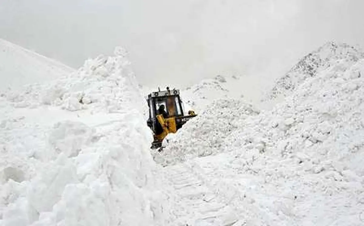 خطر وقوع بهمن در گردنه ژاله / انسداد مقطعی مسیر ارتباطی