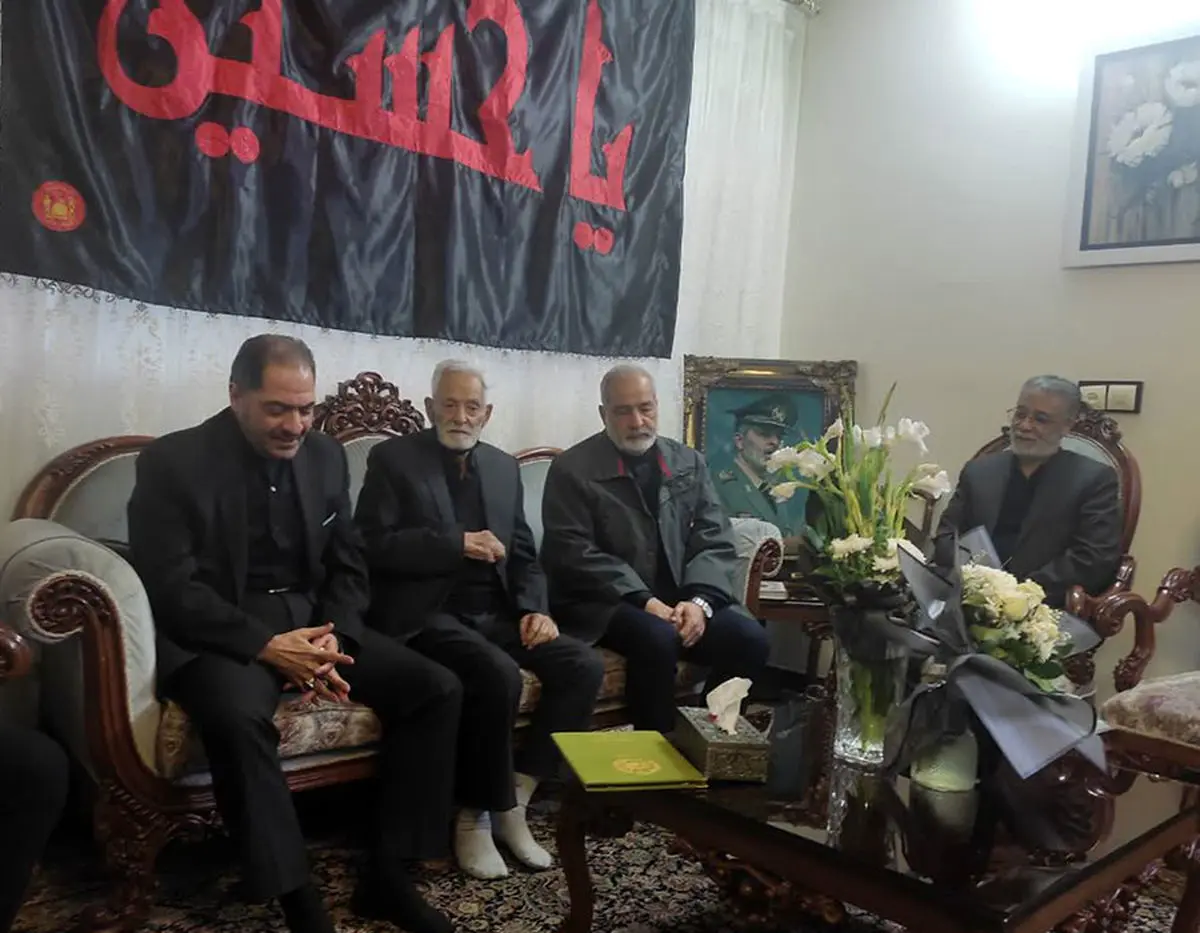 امیر سرتیپ صباحی‌فرد و جمعی از مسئولان ارتش با خانواده شهید سپهبد موسوی دیدار کرد