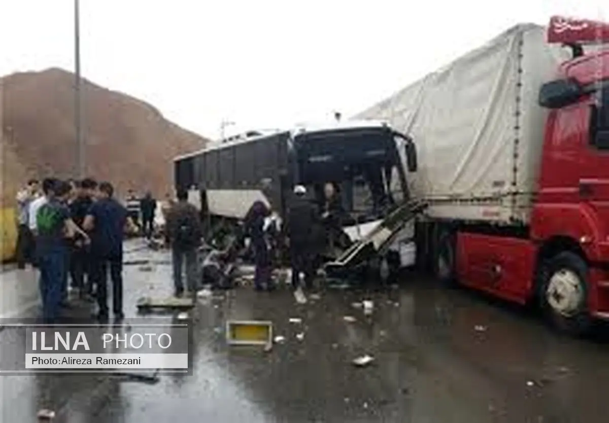 تصادف اتوبوس با تریلی در محور مازندران/۲۳ نفر مصدوم شدند