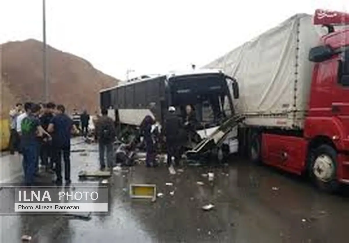 تصادف اتوبوس با تریلی در محور مازندران/۲۳ نفر مصدوم شدند