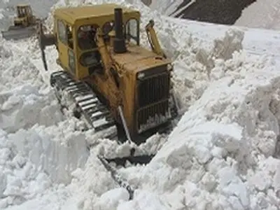 عملیات برف روبی راه دهستان " موگویی " برای پایان محاصره برفی شش ماهه