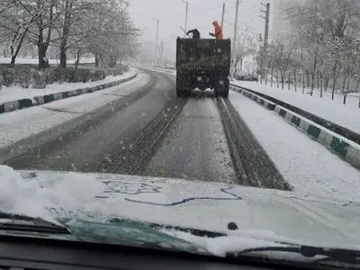 عملیات برف‌روبی در شمال پایتخت با ۲۱۵ دستگاه ماشین‌آلات سبک و سنگین