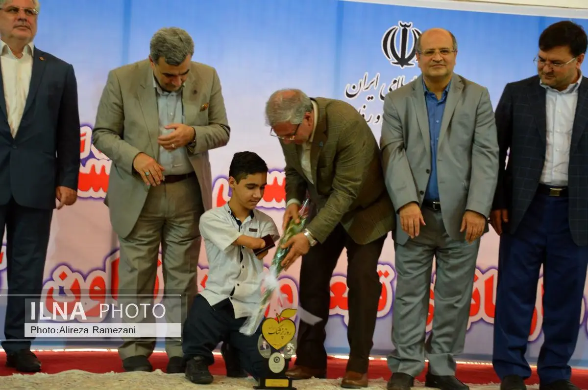 پیشنهاد وزیرکار بر اعطای نشان دکتر حکیم زاده به پزشکان خیر
