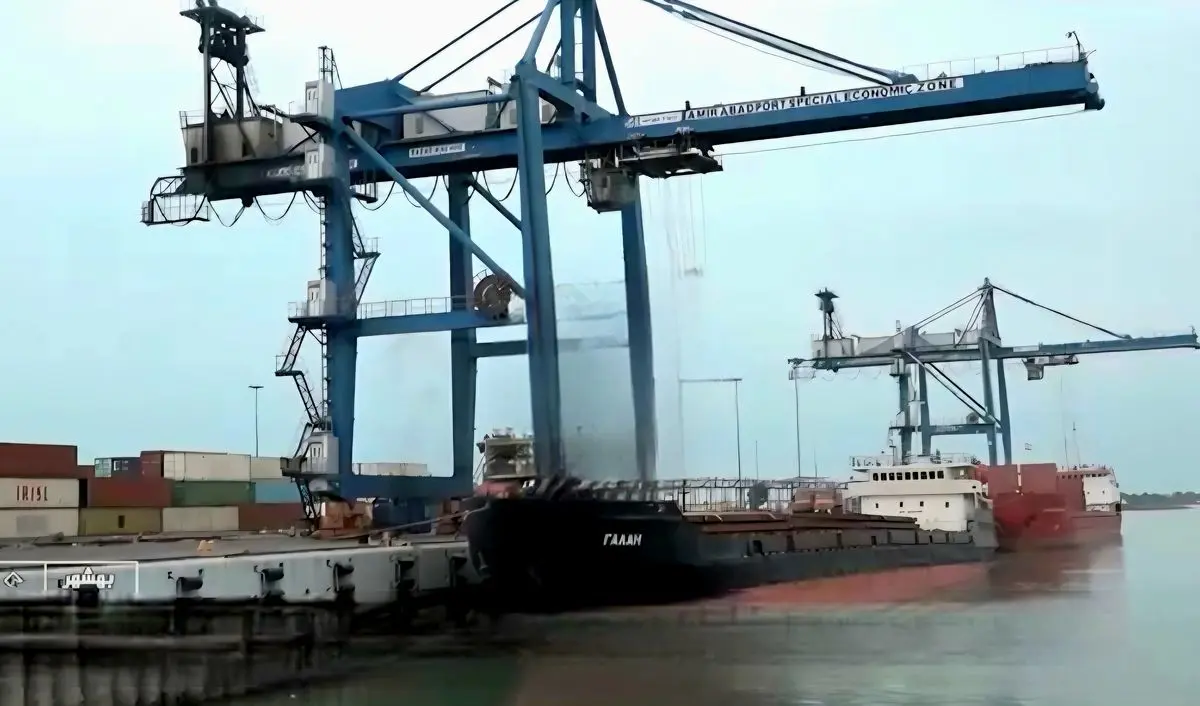 پهلوگیری روزانه پنج فروند کشتی نهاده دامی در بندر امیرآباد