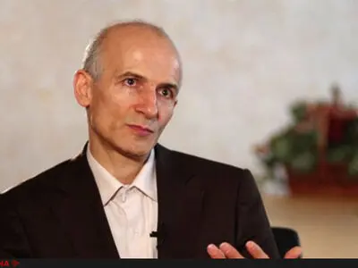 شریعتی گفتمان و آثار خود را به مکان‌های عمومی آورد/شریعتی را می‌توان با  سارتر و کامو مقایسه کرد