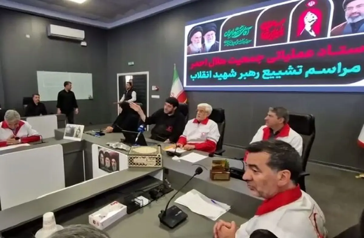 حضور عارف در مرکز مانیتورینگ هلال‌احمر پس از مراسم تشییع امام شهید