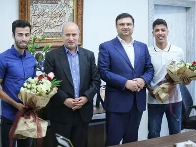 اهدا لوح به دو بازیکن لژیونر فوتسال 
