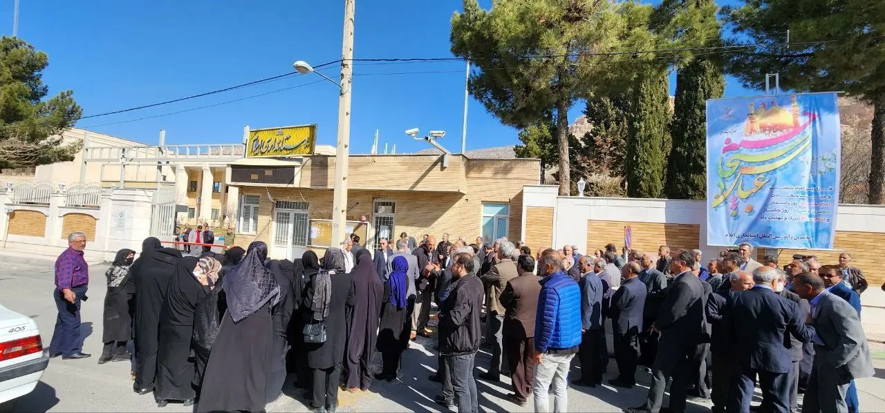 تجمع مسالمت آمیز بازنشستگان ایلام برای پیگیری مطالبات‌شان