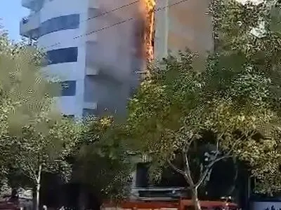 دقایقی پیش برج زمرد در بلوار ۲۹ بهمن تبریز دچار حریق شد + فیلم