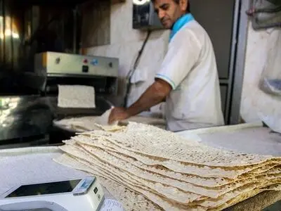 توزیع ۱۳۵۰ تن آرد سهمیه‌ای بین ۱۳۷ نانوایی‌ اطراف حرم مطهر رضوی