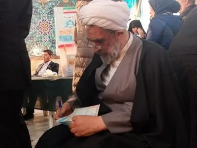 آیت‌الله قمی در حسینیه ارشاد رای داد