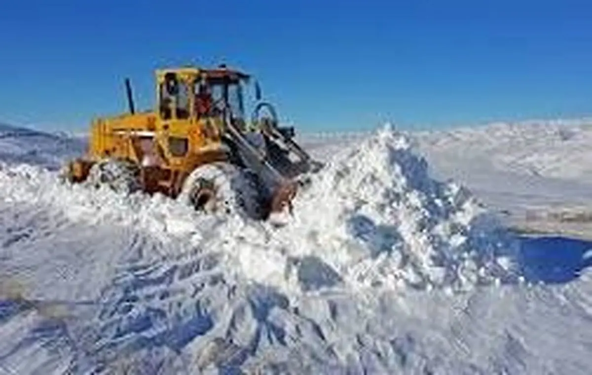 رهاسازی ۳۰خودری گرفتار شده در برف توسط راهداران استان