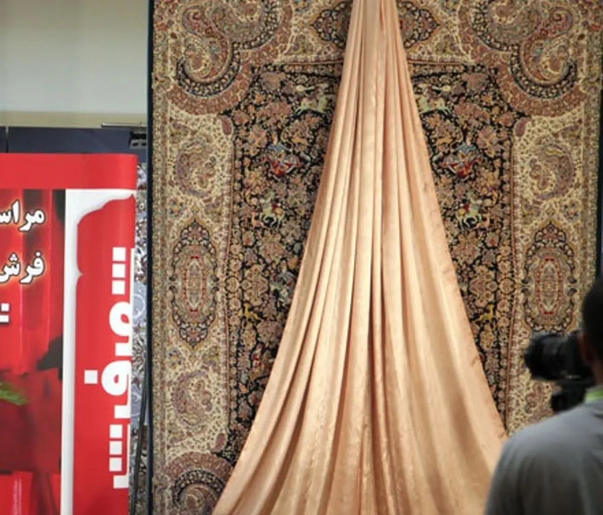 نخستین فرش 1200 شانه جهان در شهر فرش رونمایی شد/صادرات 700 میلیون دلاری فرش