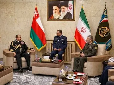 وزير الدفاع الايراني يستقبل رئيس الأركان العامة للقوات المسلحة العمانية