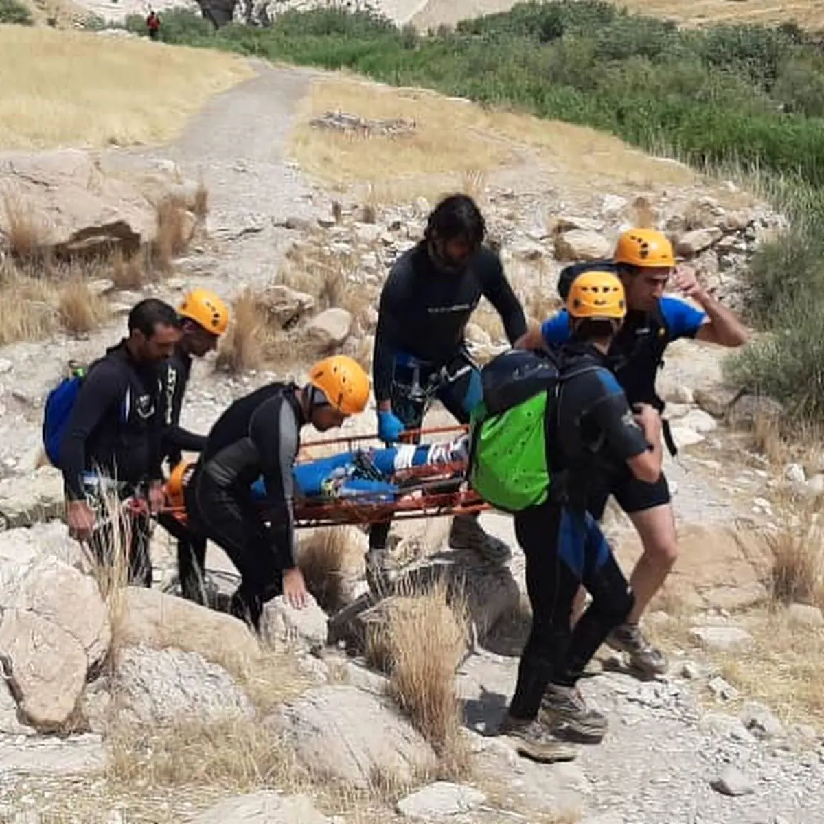 نجات خواهر و برادر حادثه‌دیده در دره "ویژدرون" توسط تیم واکنش سریع و کوهستان هلال‌احمر