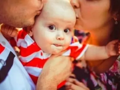 عوارض به زور بوسیدن کودک