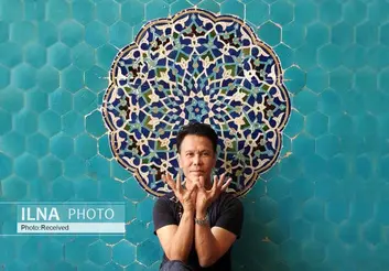 به اروپایی‌ها و آمریکایی‌ها می‌گویم حل مشکلات را از کشور خودتان شروع کنید/ جهان باید ایران را همانگونه که هست، بپذیرد/ بازیگری تئاتر موزیکال و فیزیکال در مالزی ننگ به شمار می‌آید/ سماع یکی از راه‌های رسیدن به هنر نمایش است