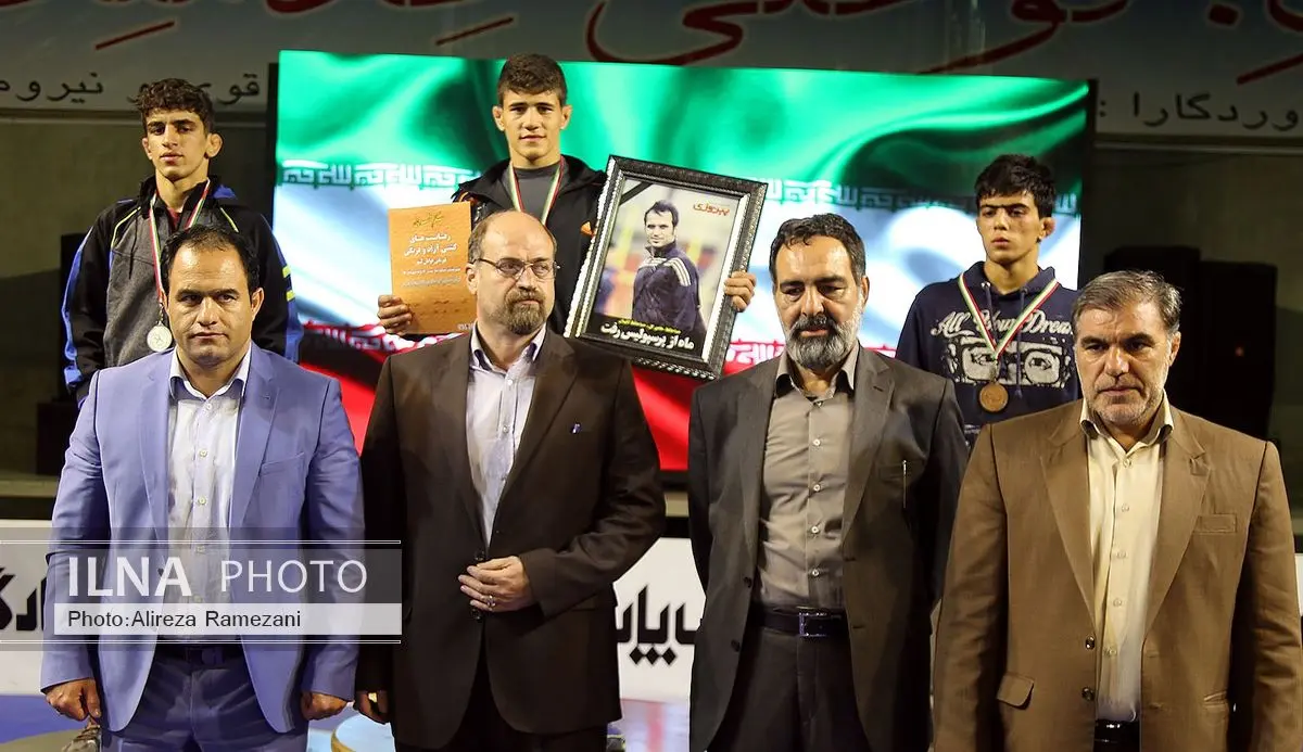 نفرات برتر چهار وزن نخست مسابقات کشتی آزاد جوانان قهرمانی کشور
