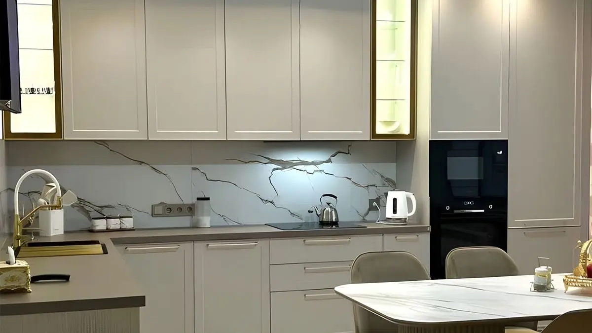 کابینت آشپزخانه نئوکلاسیک ۱۴۰۴؛ از سبک‌های ترند تا برآورد قیمت اجرا