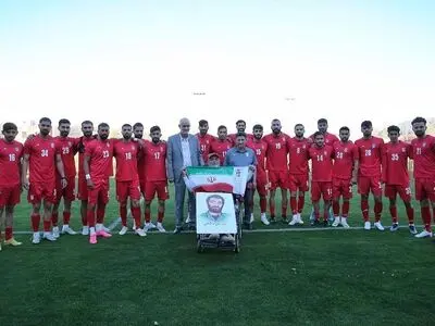 انجام آخرین تمرین تیم ملی در سال ١۴٠١/ عکس یادگاری ملی‌پوشان با «عمو موسی»