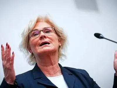 وزیر دفاع آلمان کناره‌گیری کرد