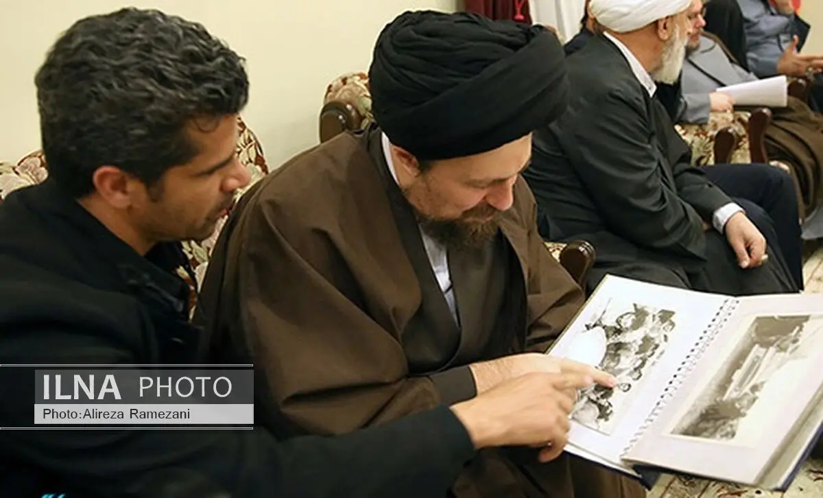 عکس: سیدحسن خمینی و هادی ساعی در حال دیدن آلبوم عکس 