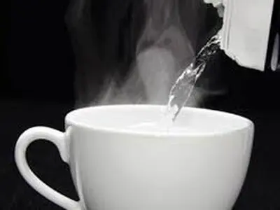 8 فایده نوشیدن آب داغ برای بدن 
