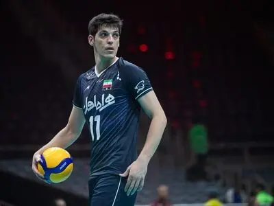  لحظه تلخ بوسیدن دست صابر کاظمی توسط پدرش در آی‌سی‌یو + فیلم