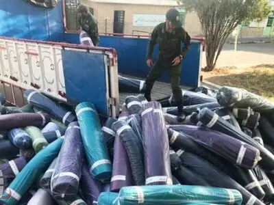 توقیف کامیون حامل 1250 طاقه پارچه قاچاق در ساوه / ارزش پارچه‌های کشف شده قاچاق 100 میلیارد ریال اعلام شده است 