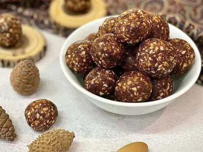 طرز تهیه توپک خرما و بادام زمینی؛ بمب انرژی زا