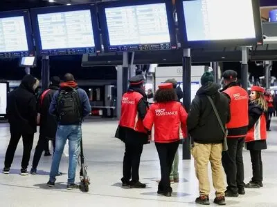 اعتصاب شبکه ریلی و خطوط انرژی همزمان با بسته شدن مدارس فرانسه در اعتراض به اصلاحات بازنشستگی/ معترضان: دو میلیون نفر را به خیابان می‌آوریم