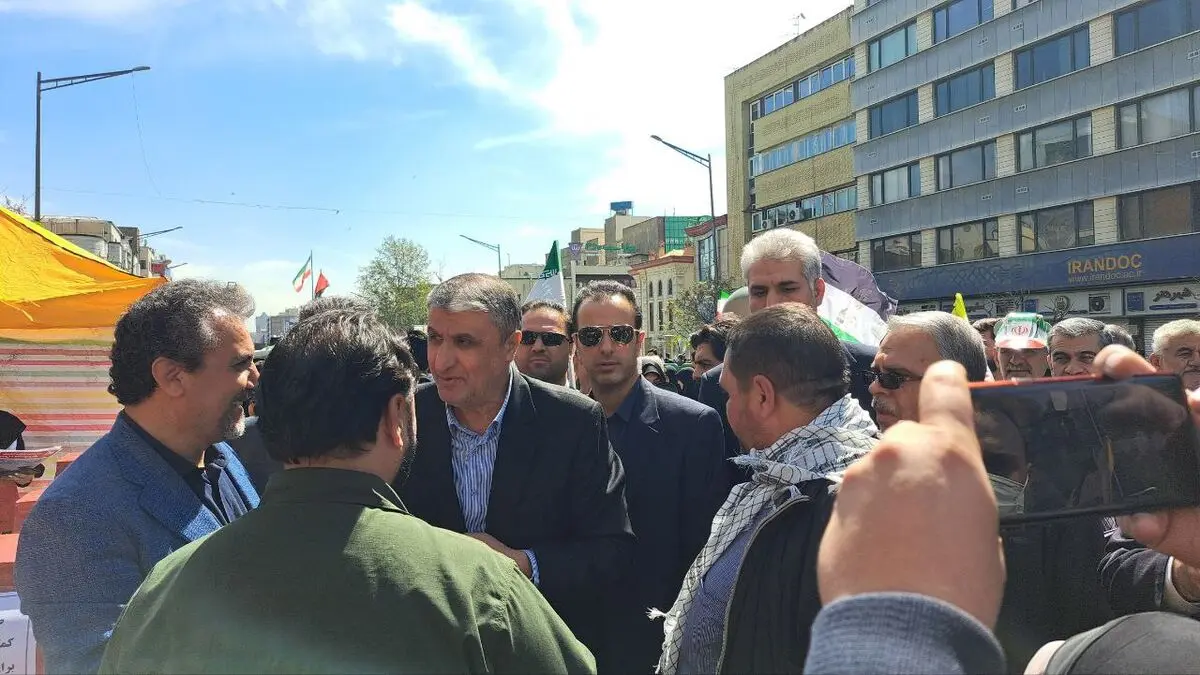 حضور «محمد اسلامی» و جمعی از کارکنان سازمان انرژی اتمی در راهپیمایی روز جهانی قدس 