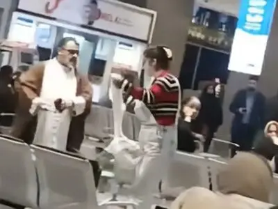 ویدیوهای جدید از حمله زن بی‌حجاب به یک روحانی در فرودگاه مهرآباد