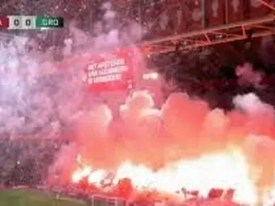 آتش بازی هواداران آژاکس، بازی را متوقف کرد + فیلم