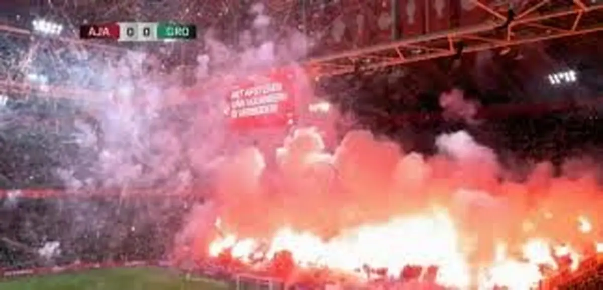 آتش بازی هواداران آژاکس، بازی را متوقف کرد + فیلم