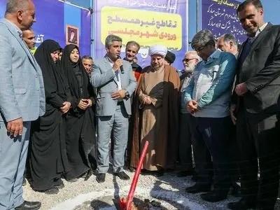 تقاطع غیر هم‌سطح ورودی شهر مجلسی از نقشه زیرگذر، رمپ و لوپ‌های خاص برخوردار است