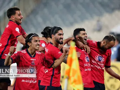 ویدیو: لحظه بالابردن جام قهرمانی توسط  بازیکنان نساجی 