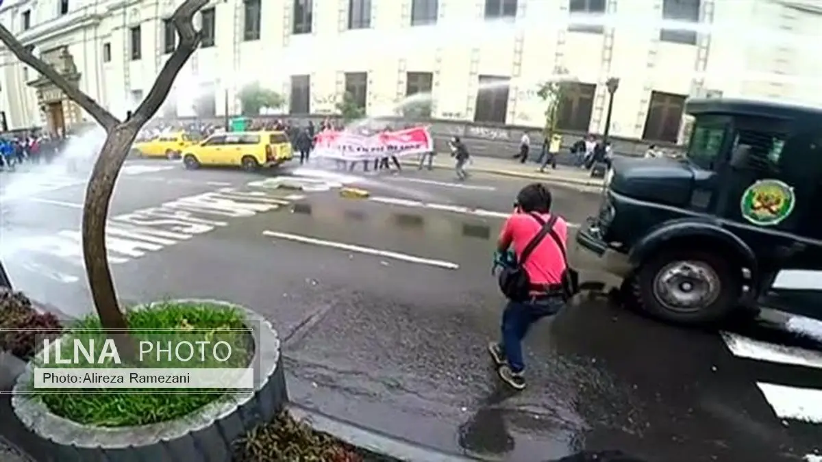 درگیری پلیس پرو با کارگران معترض
