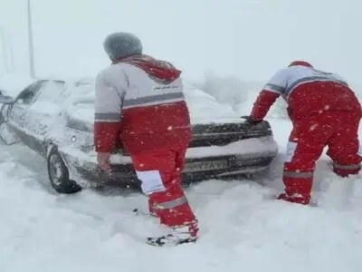 امدادرسانی هلال احمر به ۲۴۲ نفر از گرفتاران در برف و کولاک مازندران