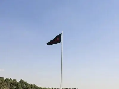 اهتزاز بزرگترین پرچم عزای حسینی در تهران