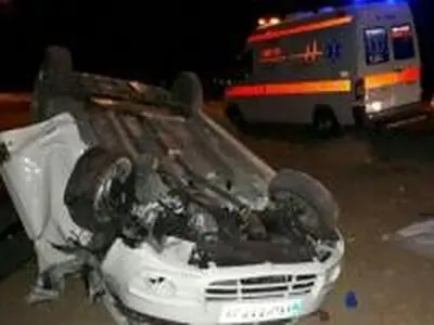یک کشته در واژگونی خودرو سواری در محور رازقان  