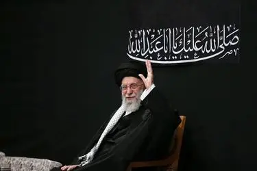 آیت‌الله خامنه‌ای رهبری بودند که پیش از آنکه فرمان دهند، خدمت می‌کردند