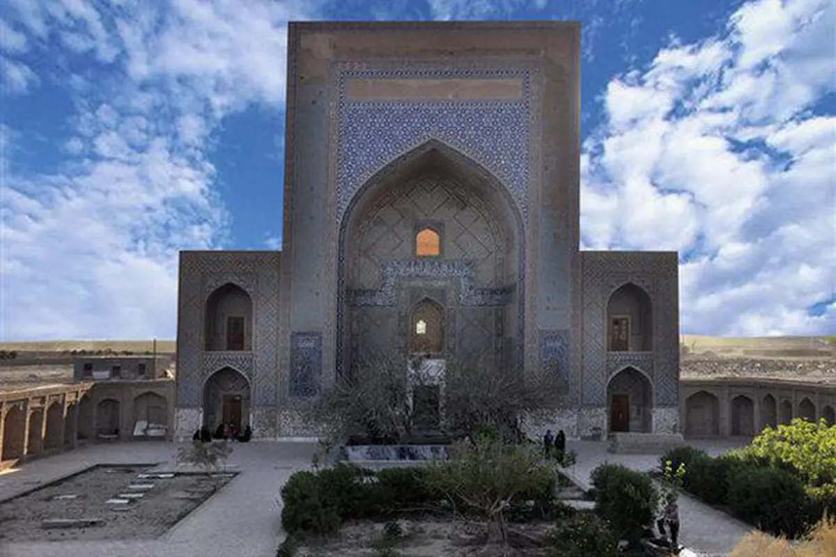 اجرای طرح جداسازی زمین مزار مولانا ابوبکر تایبادی از املاک مجاور