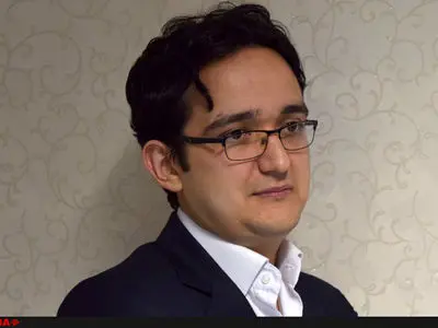 امیر اثنی‌عشری آثار لطفی را اجرا می‌کند