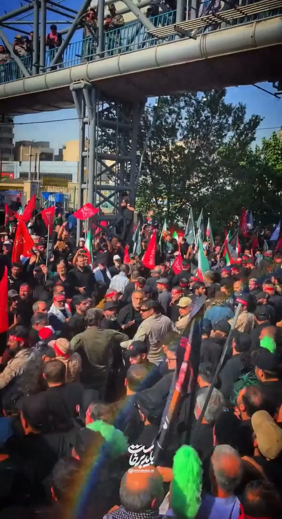 هم‌اکنون؛ شعار لبیک یا حسین علیه‌السلام مردم عزادار در کنار خودروی حامل پیکر مطهر رهبر شهید انقلاب در مسیر تشییع تهران + فیلم