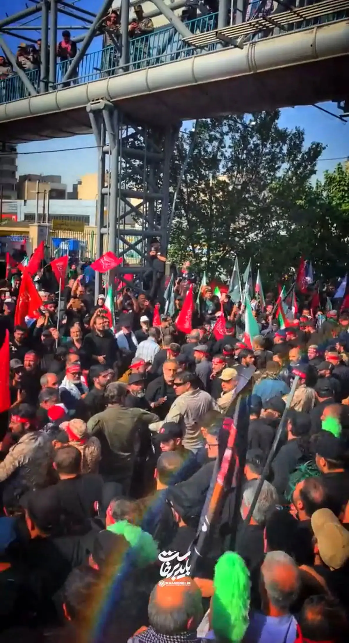 هم‌اکنون؛ شعار لبیک یا حسین علیه‌السلام مردم عزادار در کنار خودروی حامل پیکر مطهر رهبر شهید انقلاب در مسیر تشییع تهران + فیلم