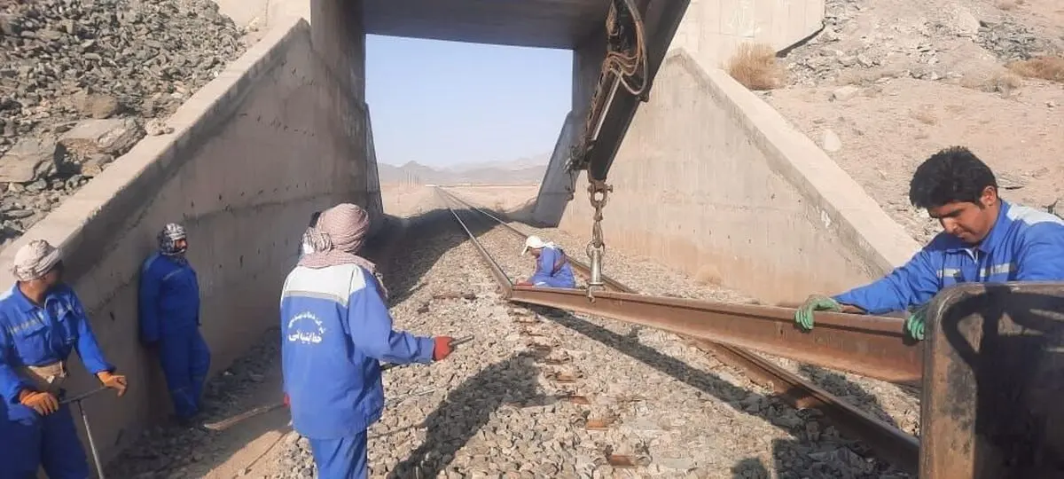 کارگران ابنیه فنی راه‌آهن اراک حقوق شهریور ماه‌ را گرفتند